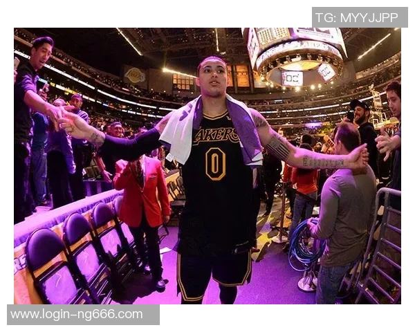 凯尔库兹马如何在NBA赛场上展现个人风采与团队合作精神